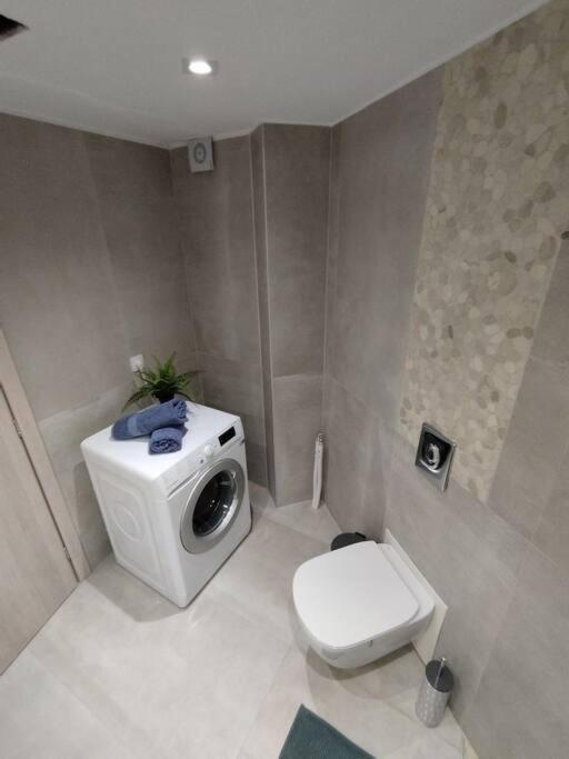 Floral Home 1 - Ground Floor Apt With Courtyard And Private Parking! Aten Exteriör bild