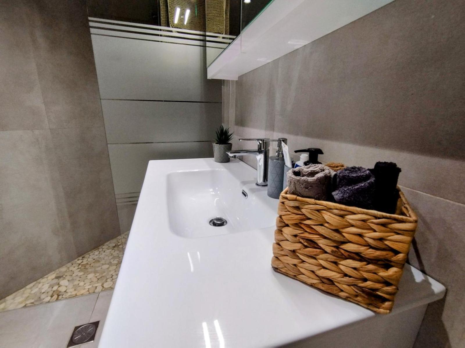Floral Home 1 - Ground Floor Apt With Courtyard And Private Parking! Aten Exteriör bild